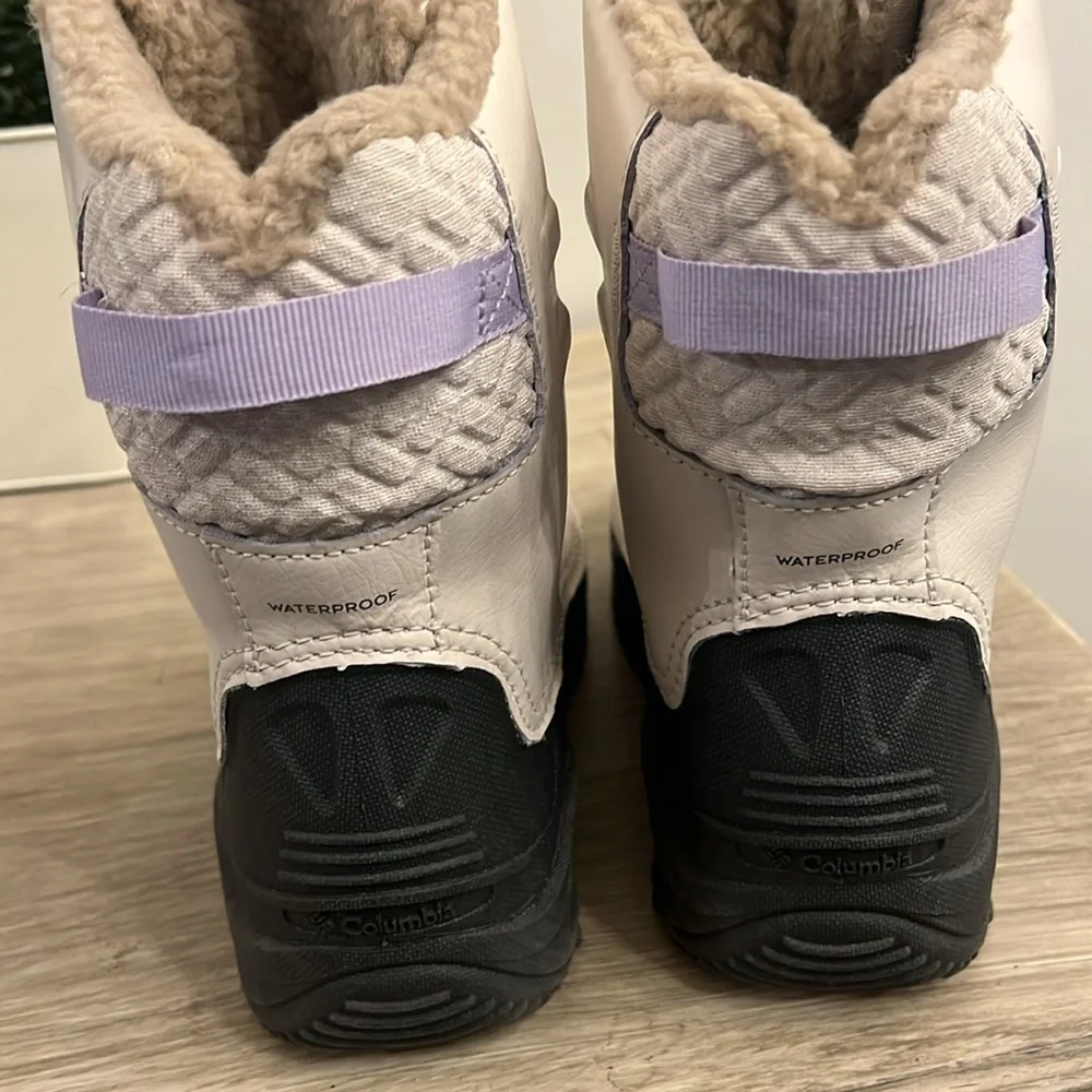 Size 6 Woman’s Columbia snow boot. Like new. Off white and lavender trim. Toggle